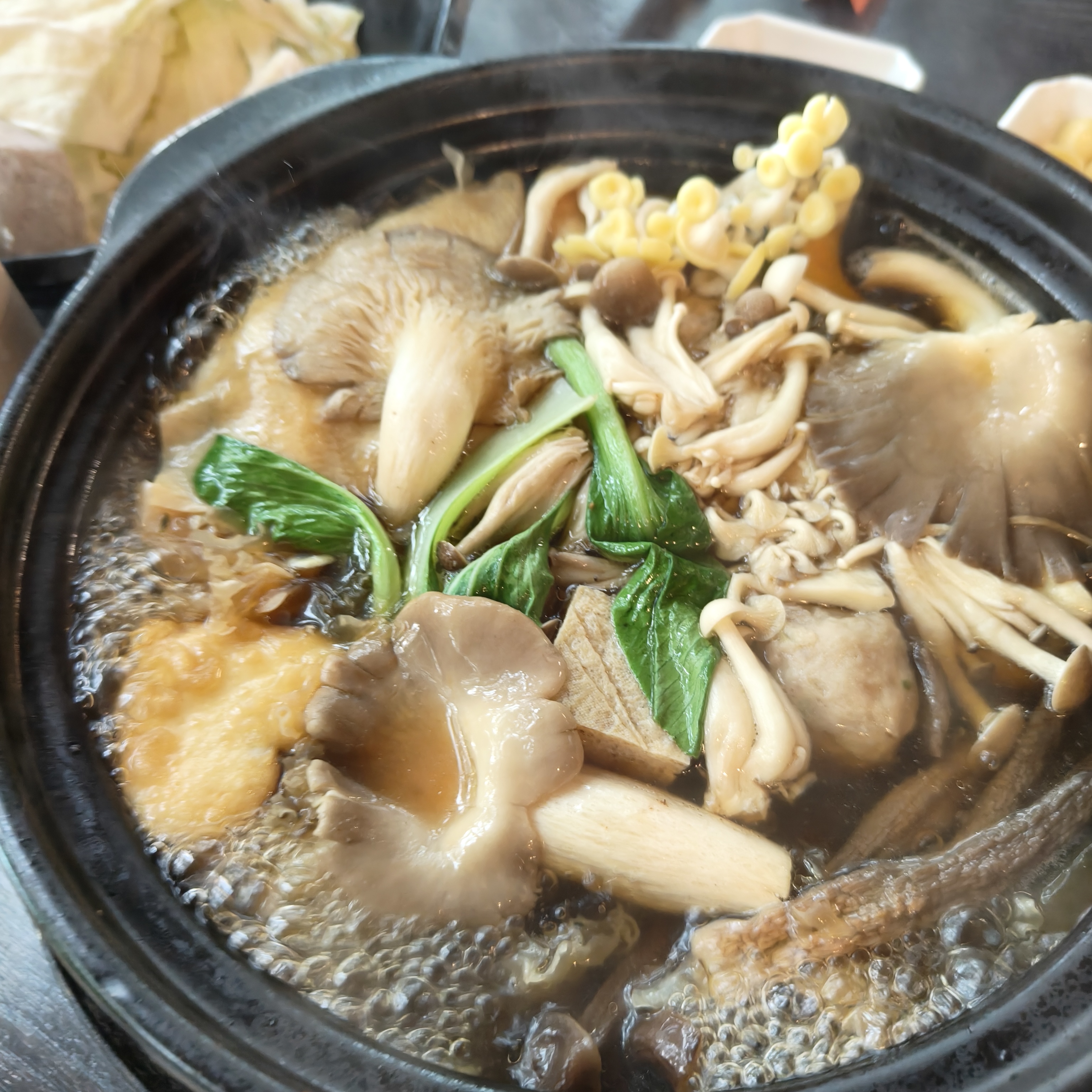 菇神新社店 剝皮辣椒鹿茸菇鍋