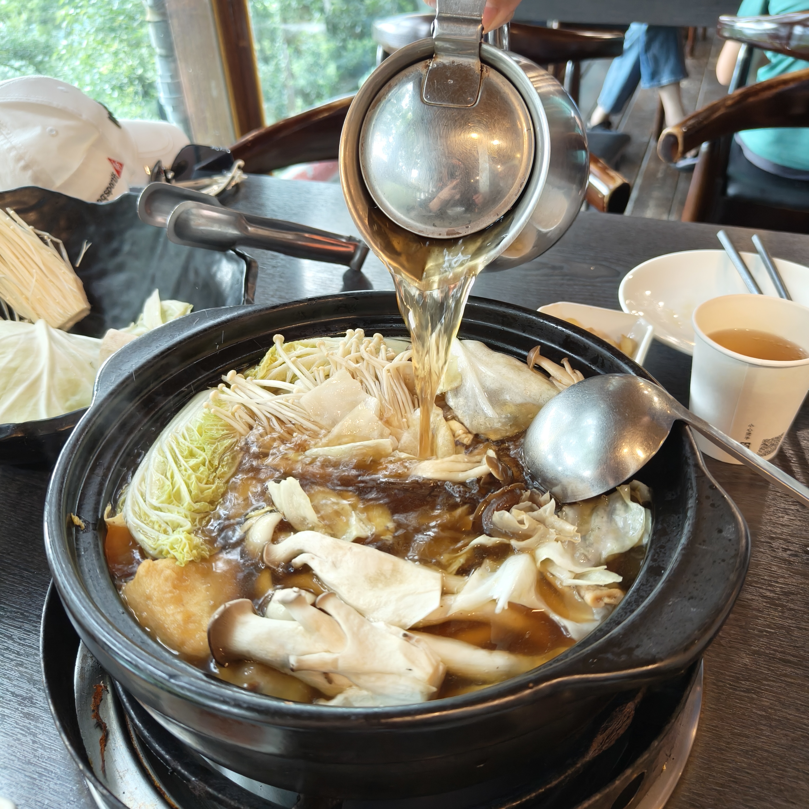 菇神新社店 剝皮辣椒鹿茸菇鍋